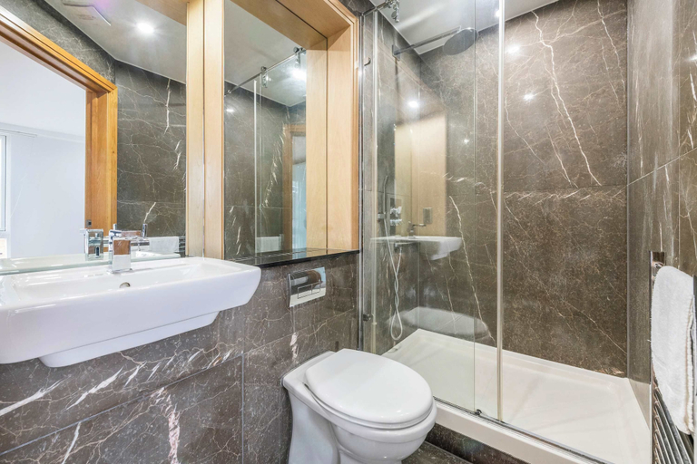 Bathroom 4, St. Pancras Skyline - by Frankie, London