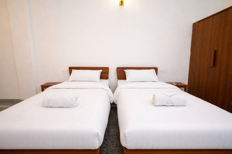 Room 5, Gangabagh by Divine Trails - Hotel Near Har Ki Pauri, Haridwar, Dehradun