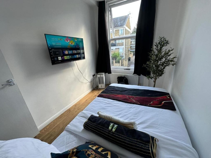 Room 4, London-2br-sleeps6-skysports-netflix-disneyplus, London