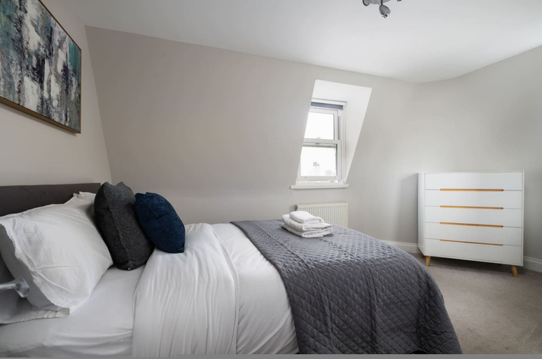Room 3, Comfy 2 Bed Flat QCE, London