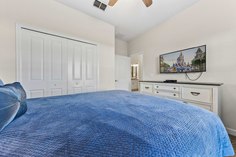 Room 5, Gorgeous 5Bd w Pool & Lazy River @Storey Lake 4989, Osceola