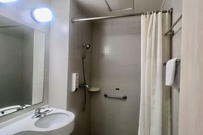 Bathroom 4, Jinjiang Inn (Wuhan Lingjiaohu Wanda), Wuhan