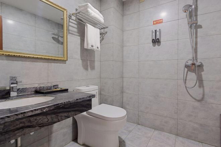 Bathroom 3, Linjianglou Hotel, Hanzhong