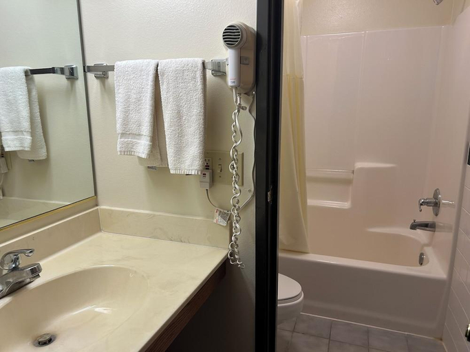 Bathroom 3, Northwoods Inn & Suites - Blackduck, Beltrami