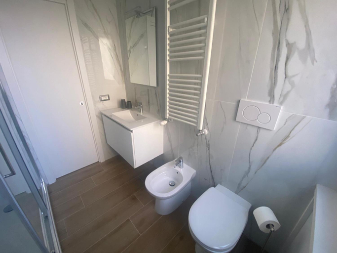 Bathroom 2, Vatican flat family suite, Roma