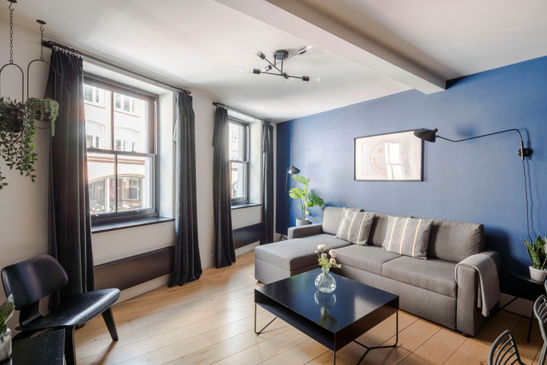 Living area, The Acre Abode - Covent Garden - by Frankie, London