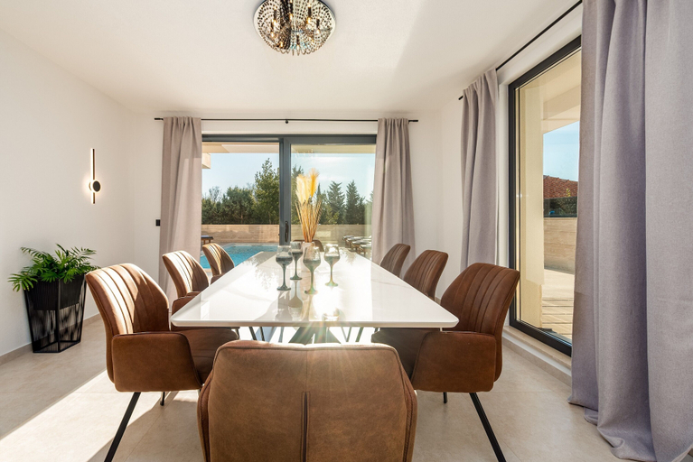 In-room dining 3, Villa Nancy, Nin