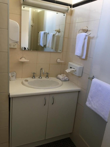 Bathroom 3, Nicholas Royal Motel, Hay