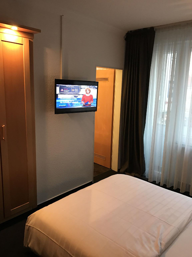 Bedroom 4, Schafers Hotel, Cloppenburg