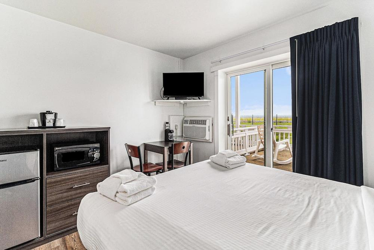 Bedroom 3, Snyders Shoreline Inn, Lake Michigan
