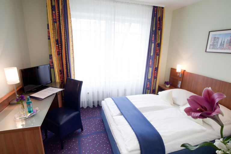 Bedroom 2, Harmony Seacaucus Suites Meadowlands, Secaucus