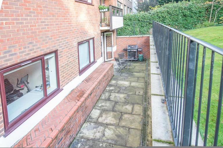 Room 3, Stylish Two Bedroom Flat BCA, London
