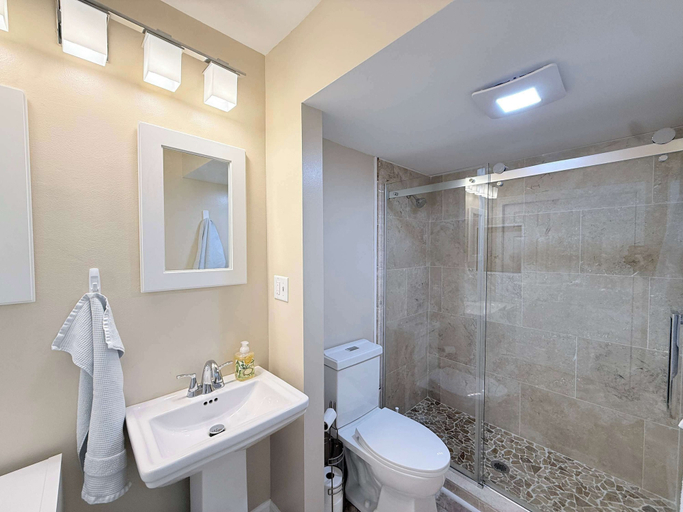 Bathroom 2, Sunset Point Lakeview Home Near Margaritaville, Camden