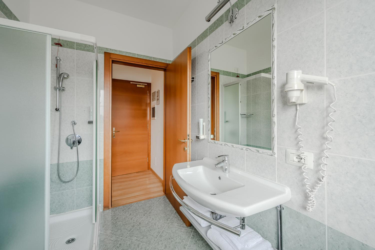 Bathroom 3, Hotel Nuova Barcaccia, Verona