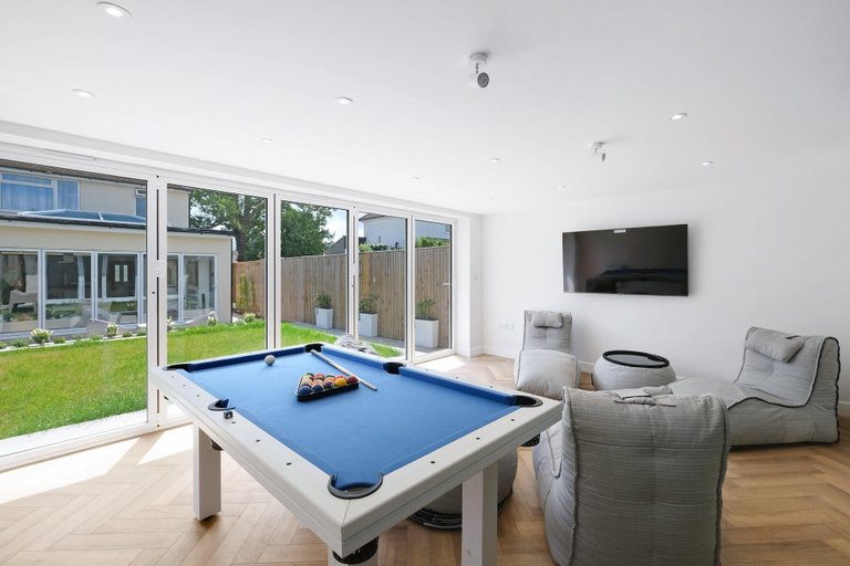 Game room 5, Bright 6 bedroom 3 bath house ideal for Pinewood Studios, Buckinghamshire
