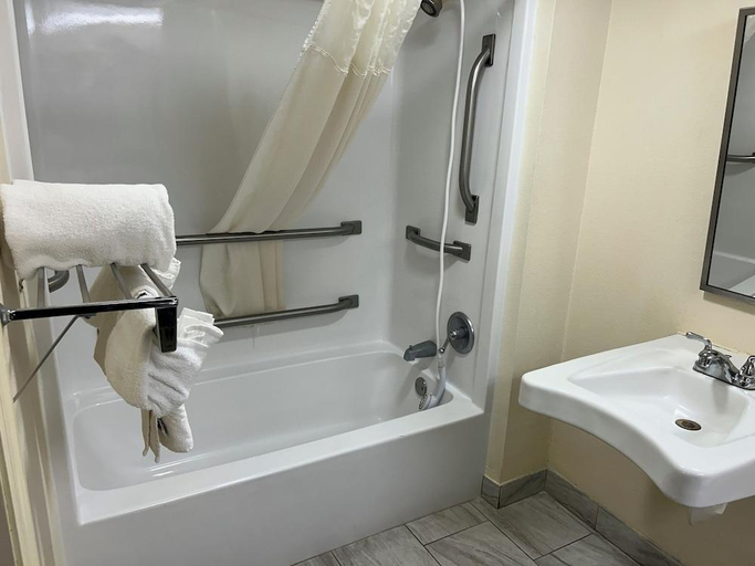 Bathroom 4, Quality Inn Cordele, Crisp