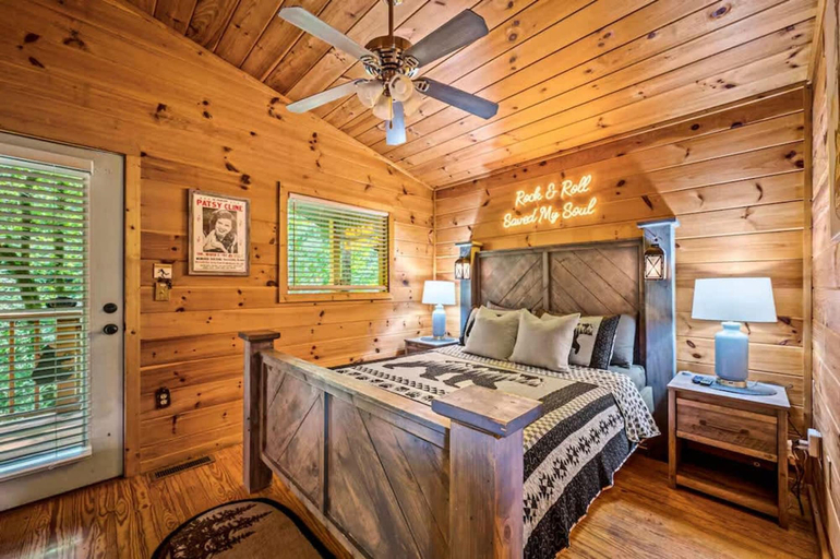 Room 5, A Little Bit of Country by Beyond Expectations, Sevier