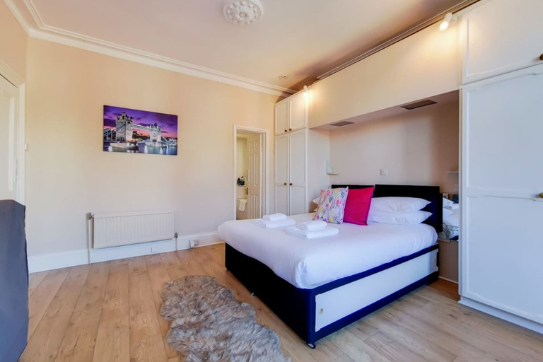 Bedroom 4, Apartment w Workspace in Ealing, London