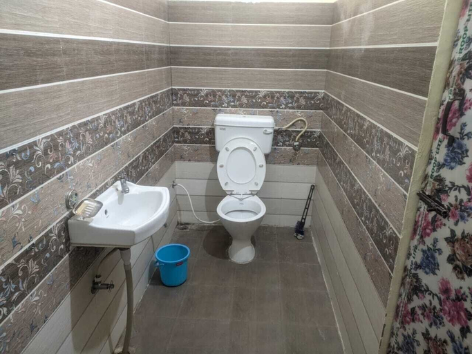 Bathroom 3, Hotel Shivkripa & Restaurant, Uttarkashi