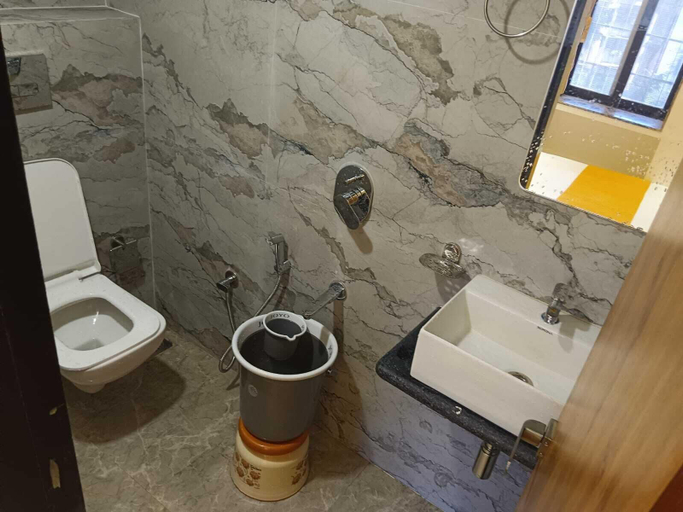 Bathroom 4, Hotel Grand Palace Inn, Mumbai Suburban