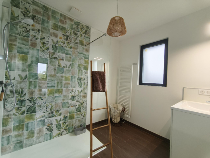 Bathroom 4, Les Suites du Littoral, Côtes-d'Armor