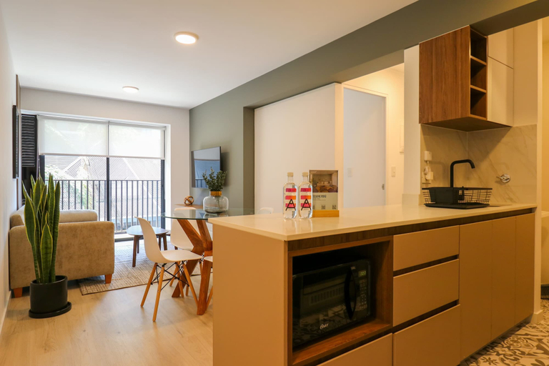 Room 5, w Sunny 1BR w Balcony in Vibrant San Isidro, Lima