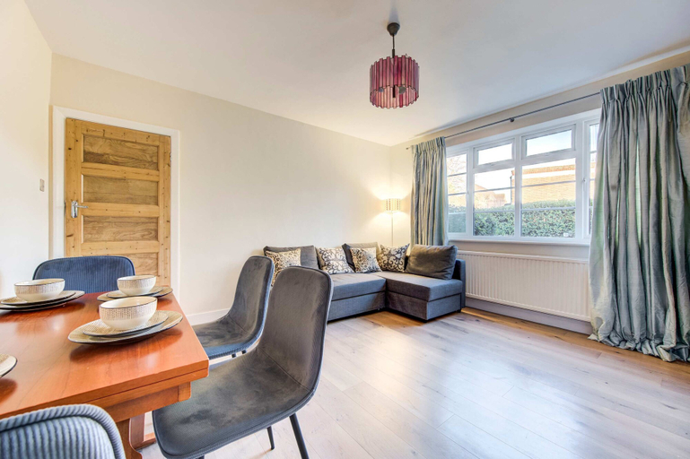 Room 2, Modern Flat Near Pitshanger Park, London