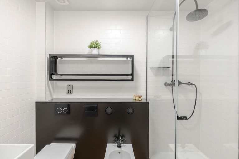 Bathroom, The Acre Abode - Covent Garden - by Frankie, London