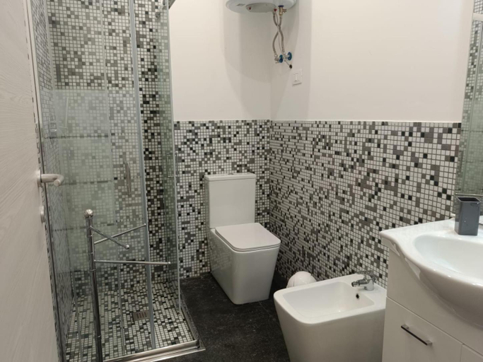 Bathroom 2, Holiday Catania Apartments, Catania