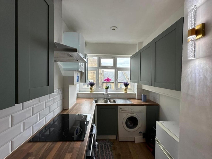 Private kitchen 3, London-2br-sleeps6-skysports-netflix-disneyplus, London