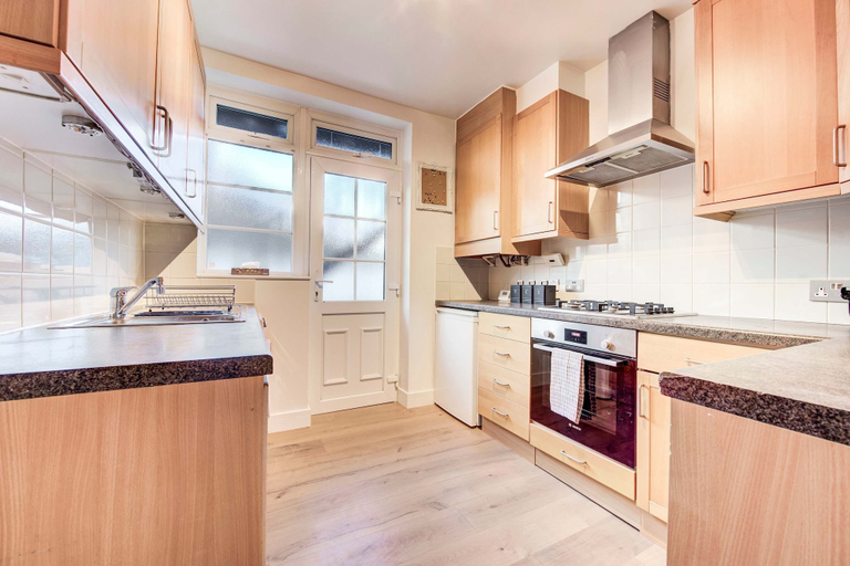 Room 5, Modern Flat Near Pitshanger Park, London