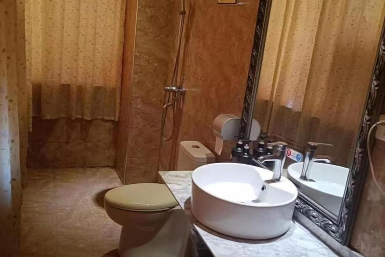 Bathroom 4, Feicui Hotel, Dehong Dai and Jingpo