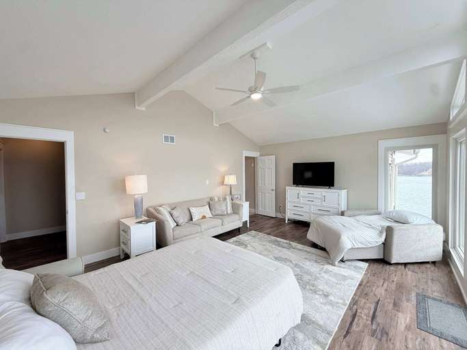 Room 4, Sunset Point Lakeview Home Near Margaritaville, Camden