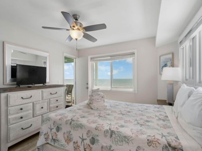 Room 5, A Beach Dream 1 Bedroom Condo by RedAwning, New Hanover