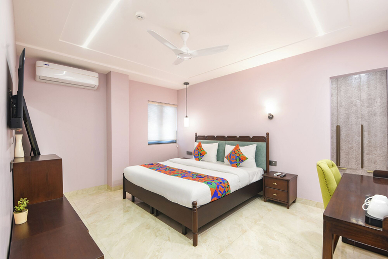 Room 4, FabHotel The White Cliff Inn - Near Max Hospital Saket, Delhi