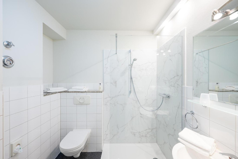 Bathroom 3, Harmony Seacaucus Suites Meadowlands, Secaucus