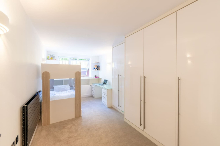 Room 5, Stylish Two Bedroom Flat BCA, London