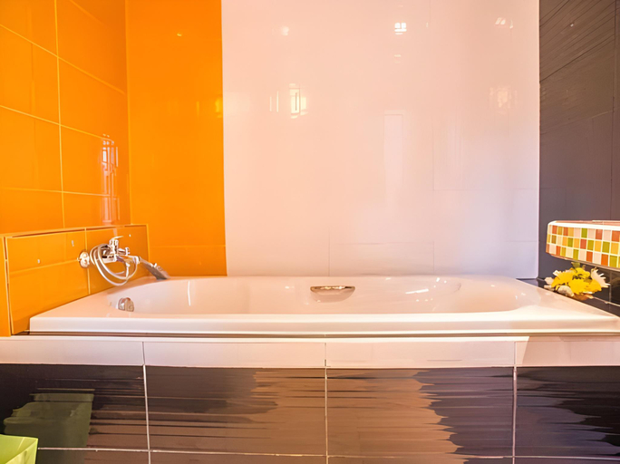 Bathroom 5, Jing Jit Hotel, Mueang Krabi