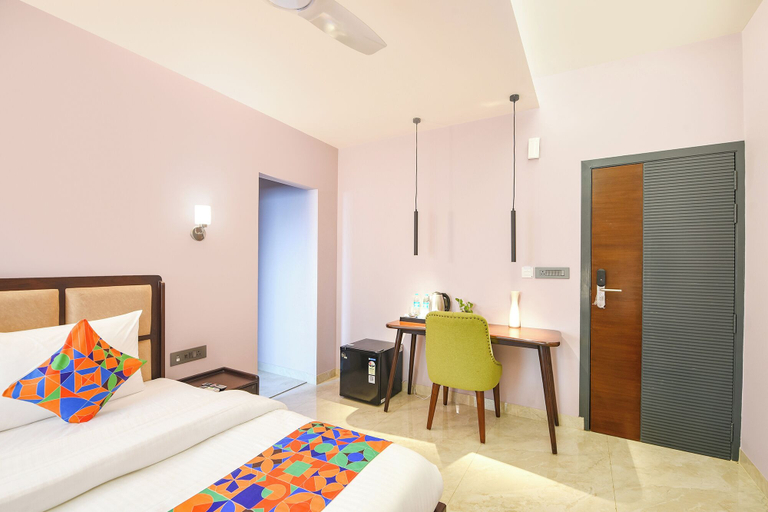 Room 5, FabHotel The White Cliff Inn - Near Max Hospital Saket, Delhi