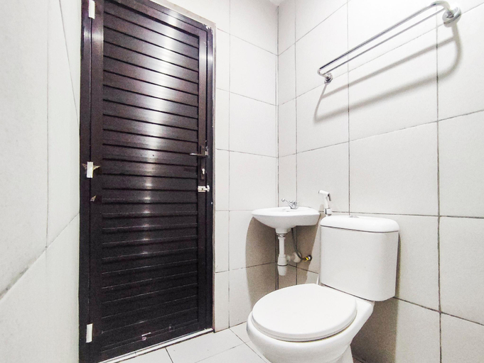 Bathroom 5, RedDoorz near Sam Poo Kong 4 Semarang, Semarang