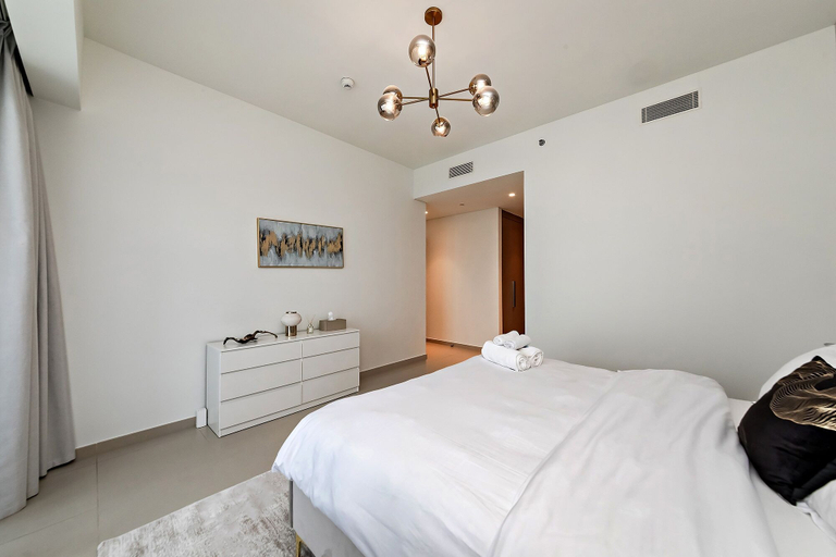 Room 3, Burj View Stylish 3BR with Maids Room, Dubai