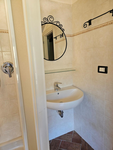Bathroom 2, Tre Caravelle, La Spezia