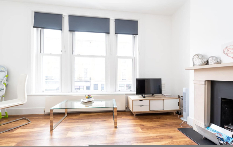 Room 2, Gorgeous Apartment by the Park SS2, London