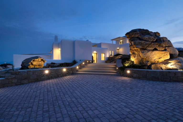 Exterior & Views