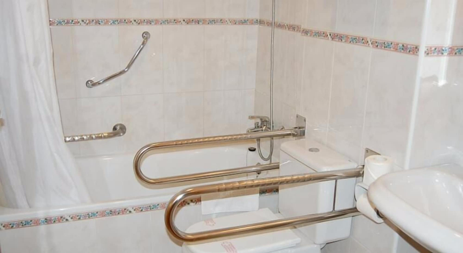 Bathroom 4, Hotel Albohera, Murcia