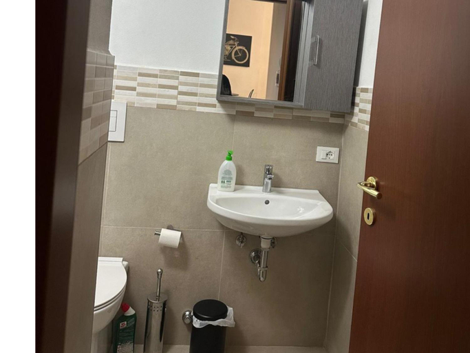 Bathroom 2, Fiore Apartments, Piacenza