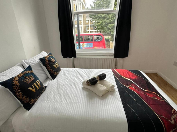 Room 5, London-2br-sleeps6-skysports-netflix-disneyplus, London