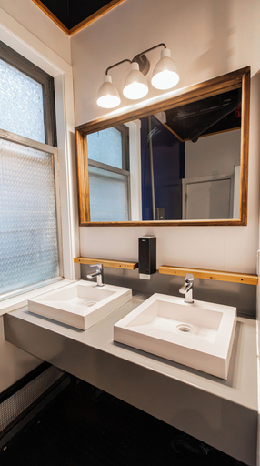 Bathroom 4, Cambie Hostel Gastown, Greater Vancouver