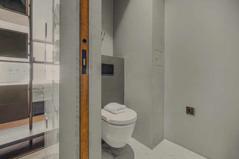 Bathroom 5, The Royal Mews - Soho - by Frankie, London
