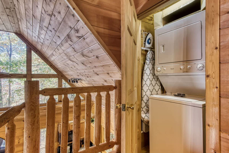 Room 3, Whispering Pines by Beyond Expectations With Hot Tub, Sevier